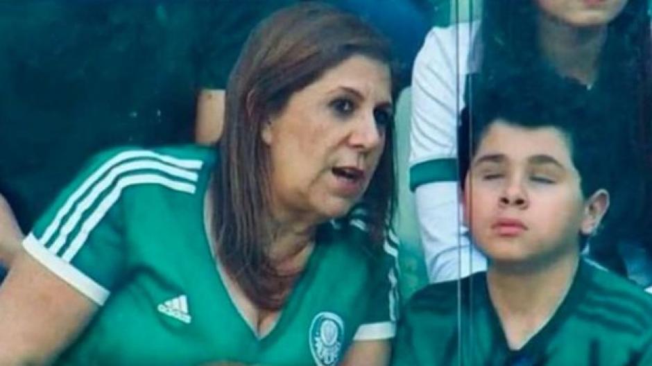 Silvia Grecco, una madre que narra los partidos de Palmeiras a su hijo invidente fue nominada como mejor fan del premio The Best de la FIFA. (Foto: Megacl)
