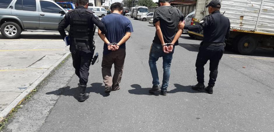 Dos personas fueron capturadas cuando asaltaban un bus con una pistola de aire. (Foto: PNC)