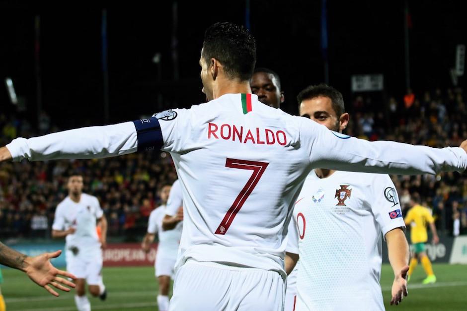 Cristiano Ronaldo marcó cuatro goles y sigue brillando con Portugal que venció 5-1&nbsp; Lituania. (Foto: AFP)