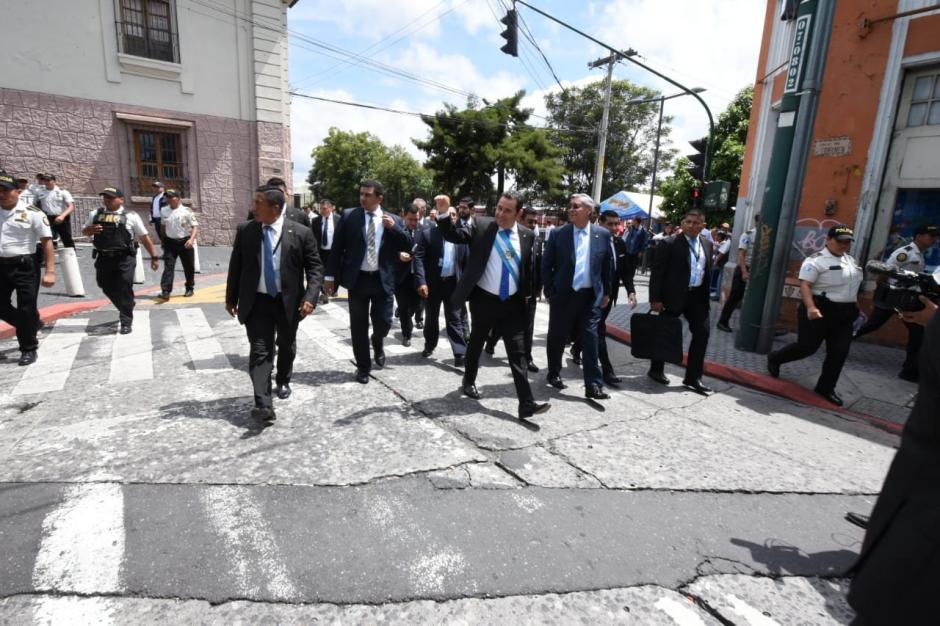 El presidente Jimmy Morales sufrió un incómodo momento cuando caminó de Casa Presidencial hacia el Congreso. (Foto: Gobierno de Guatemala)