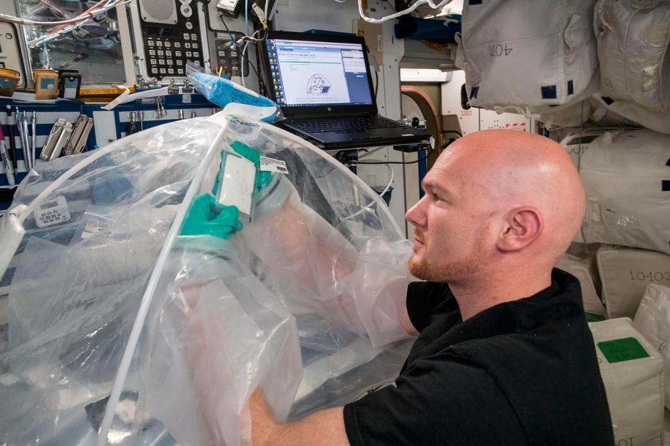 El astronauta Alexander Gerst trabajando con las bolsas de cemento en la ISS. (Foto NASA)