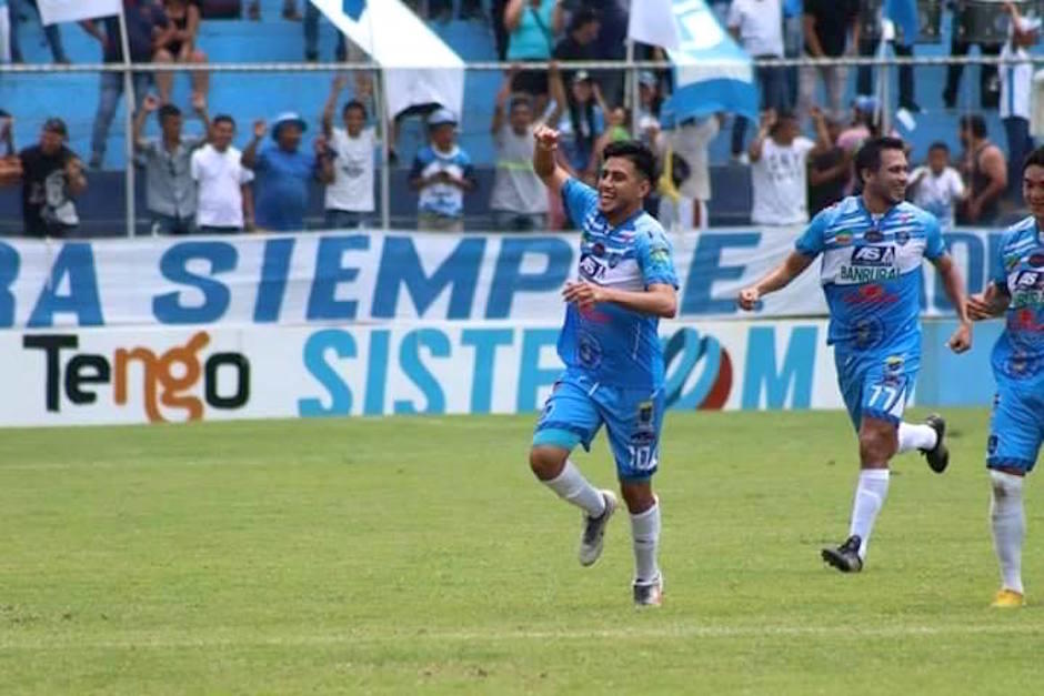 Jonathan Velásquez festeja el gol que le dio el triunfo a Santa Lucía. (Foto: Facebook)