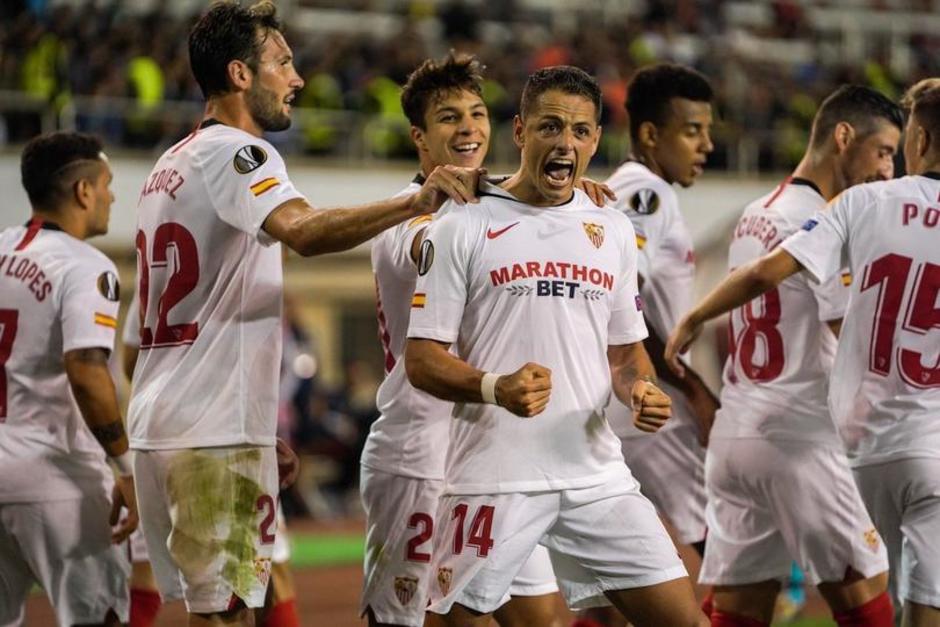 "El Chicharito" Hernández anotó su primer gol con el Sevilla. (Foto: AFP)