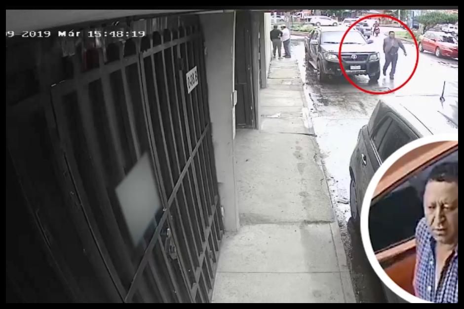 El hombre en el círculo rojo roba Q30 mil del interior del carro. (Foto: captura de pantalla)&nbsp;