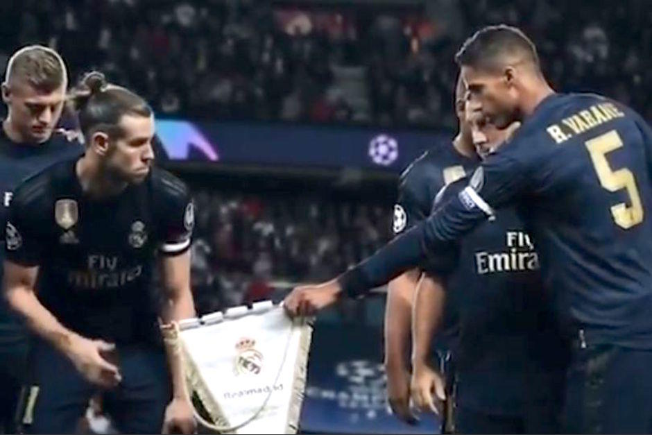 Gareth Bale rehusa a portal el banderín del Madrid durante la foto del partido ante el PSG. (Foto: AFP)