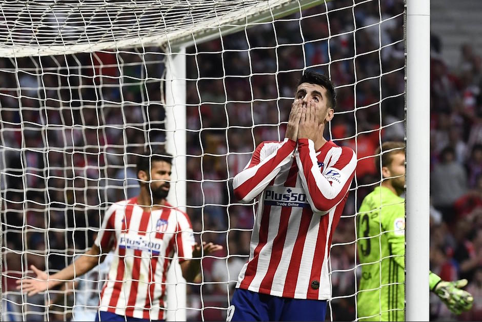 Álvaro Morata se lamenta después de fallar una clara opción de gol. (Foto: AFP)