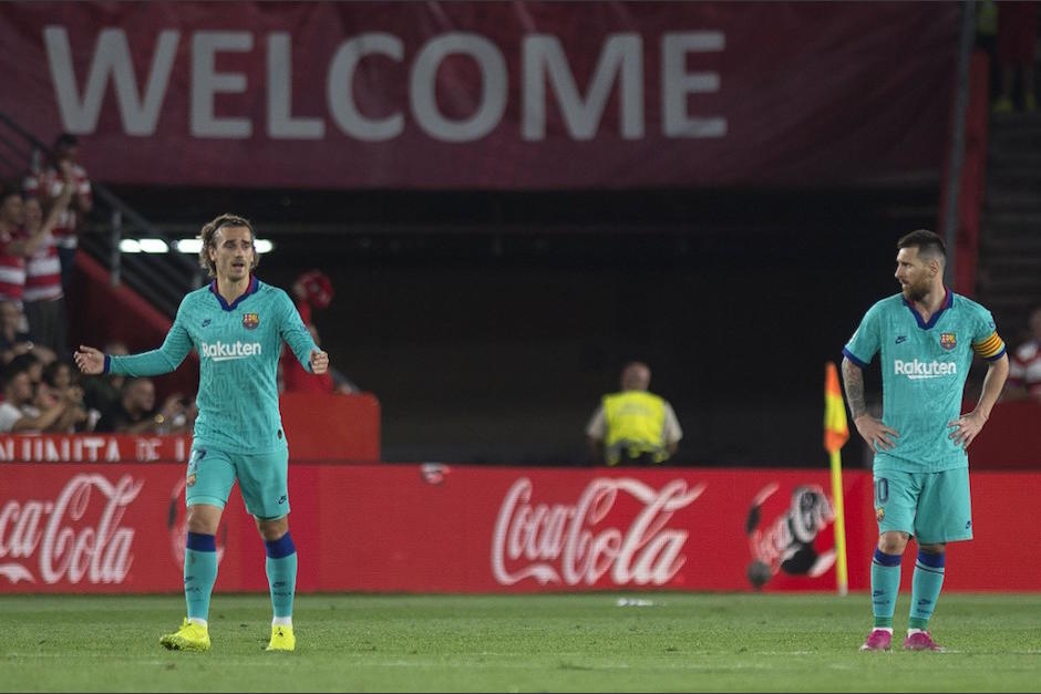 Antoine Griezmann y Lionel Messi lucen desconsolados, tras la derrota. (Foto: AFP)