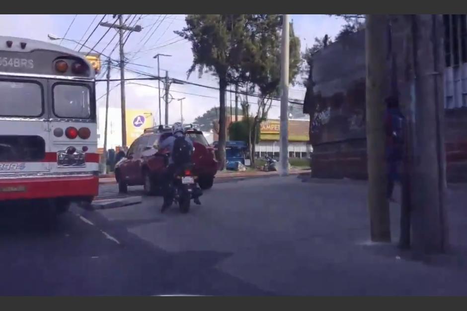 Varios conductores se suben una acera para evitar las filas en el tráfico. (Foto: captura video)&nbsp;