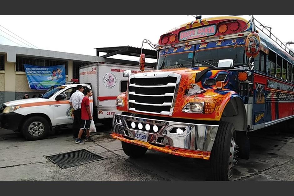 El piloto del bus condujo la unidad hasta el hospital de Amatitlán. (Foto: Noticiero Teleplus)&nbsp;