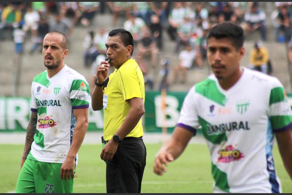 Walter López fue el árbitro del partido entre Antigua GFC y Comunicaciones. (Foto: Javier del Cid)