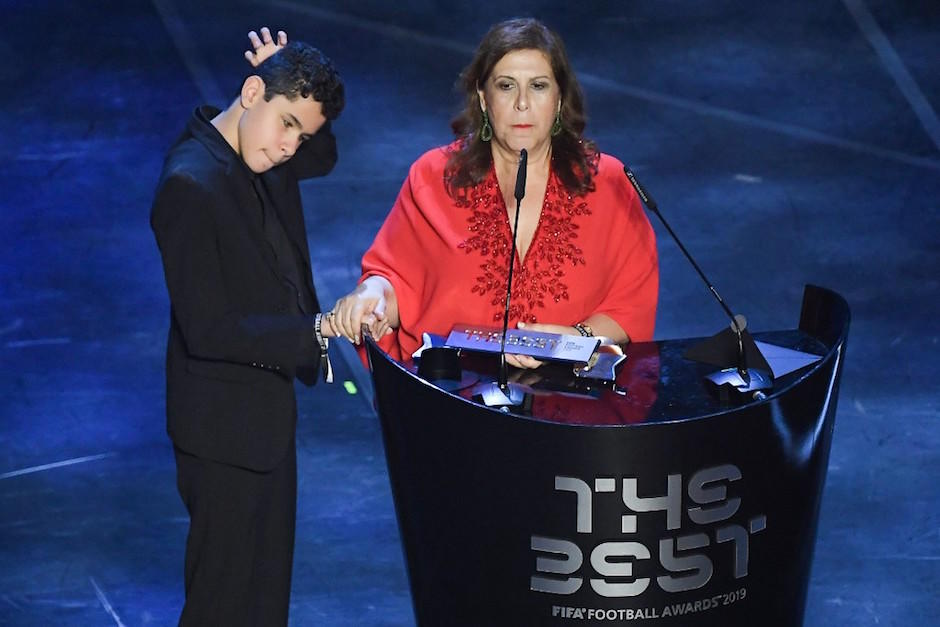 Silvia Grecco, la madre que narra los partidos a su hijo ciego gana el premio The Best&nbsp; 2019. (Foto: AFP)