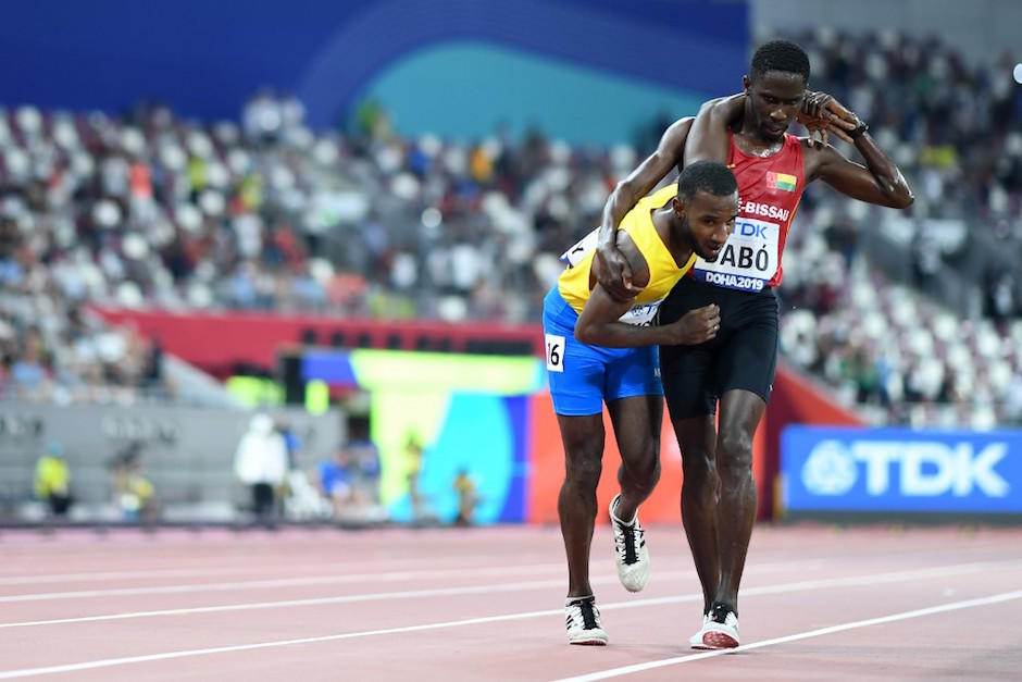 Cargó a otro competidor para que terminara la carrera en el Mundial de atletismo en Doha 2019. (Foto: AFP)