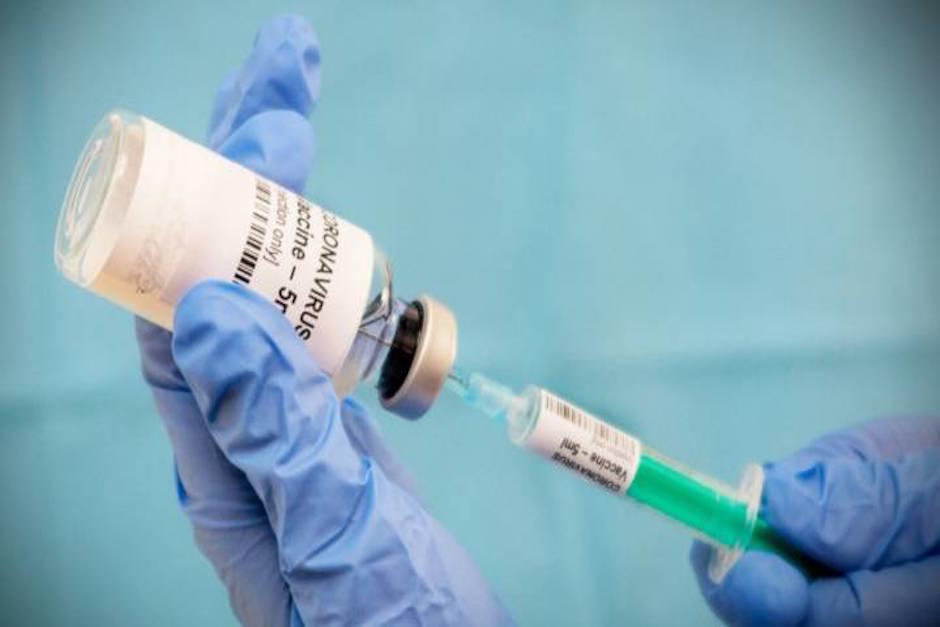 El médico que prepara la vacuna israelí contra el coronavirus Covid-19 dijo que podría estar en el mercado en agosto. (Foto: AFP)