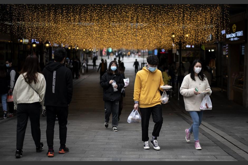 Los ciudadanos han vuelto a las calles, pero con muchas restricciones para evitar nuevos contagios. (Foto: AFP)