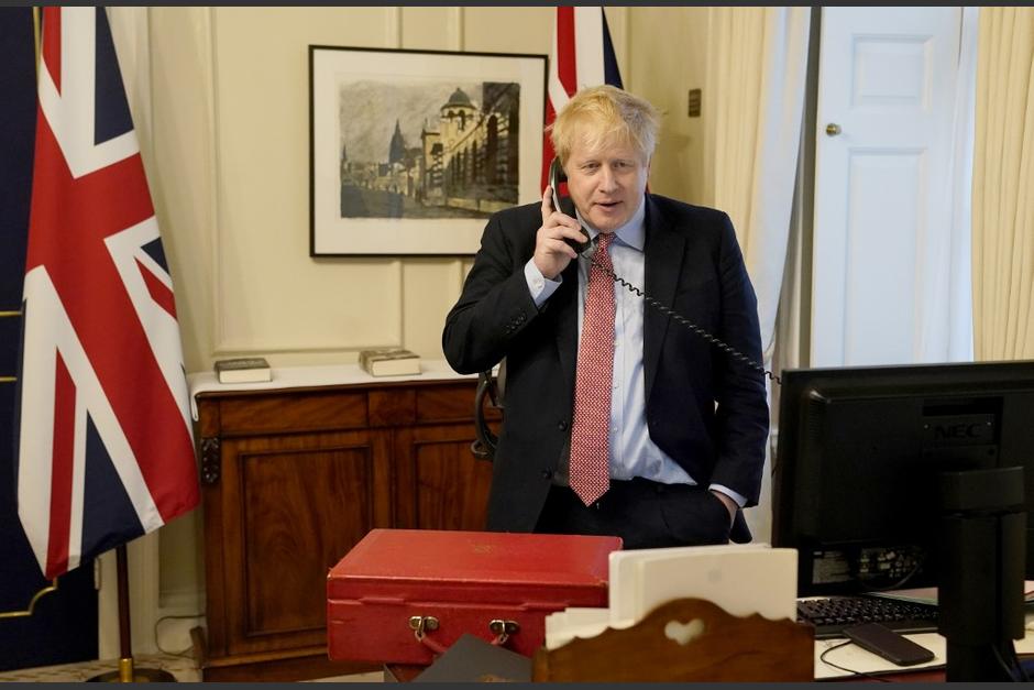 Boris Jhonson ha tenido que dirigir la nación desde su hogar por tener síntomas de COVID-19. (Foto: AFP)