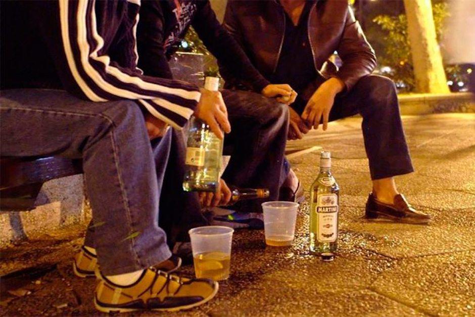 Los agentes les indicaron de la prohibición de estar fuera de sus casas en horario de restricción y beber alcohol en lugares públicos (Foto ilustrativa: eldiario)