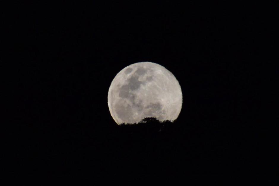 Así se vio la "superluna", el Martes Santo 7 de abril de 2020, en Pastores, Sacatepéquez, Guatemala. (Foto: Fredy Hernández/Soy502) 