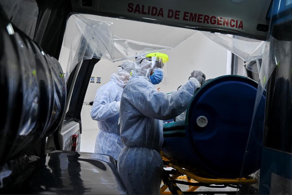 Los médicos atendieron a un paciente con coronavirus. (Foto: AFP)&nbsp;
