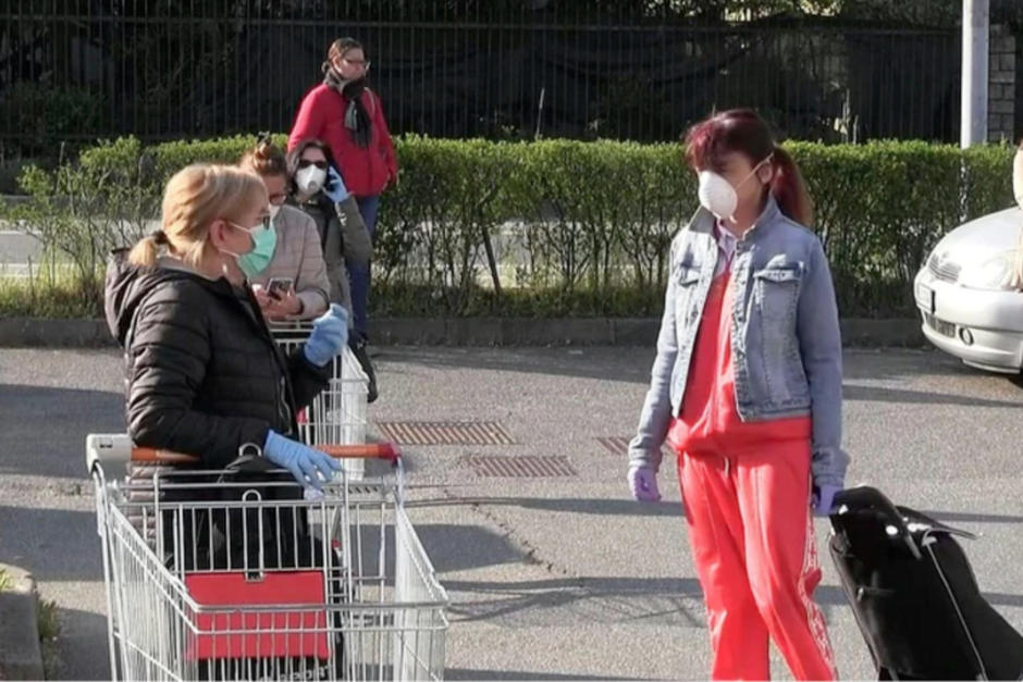 Un pueblo de Italia dividió a hombres y mujeres para hacer la compra. (Foto: AFP)&nbsp;