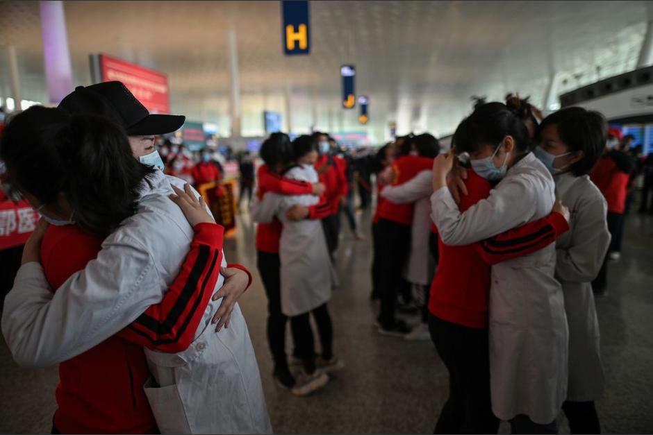 Las autoridades chinas mantendrán varias restricciones para evitar una segunda ola de la epidemia. Las escuelas siguen cerradas y se les ha instado a no abandonar todavía la ciudad. (Foto: AFP).