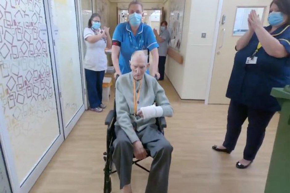Albert Chambers veterano de guerra inglés de 99 años dejó el hospital tras recuperarse de Coronavirus. (Foto: Captura de video)
