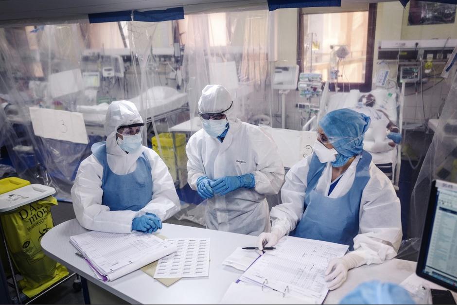 Médicos de diferentes ramas recomendaron mantener y reformar las medidas de cuarentena. (Foto: AFP)