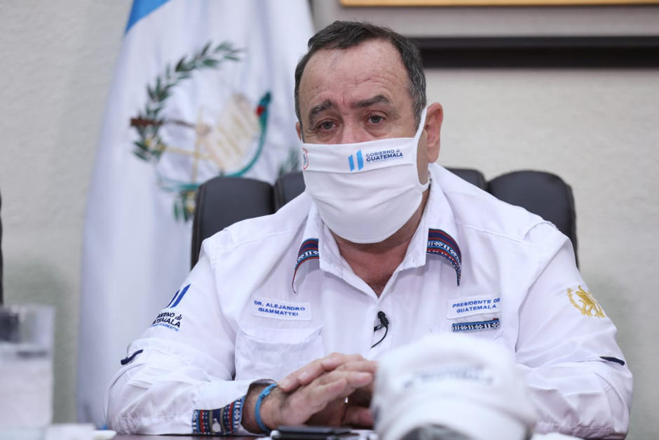 El presidente Alejandro Giammattei utiliza mascarilla reutilizable con los logotipos del Gobierno. (Foto: Secretaría de Comunicación Social de la Presidencia)