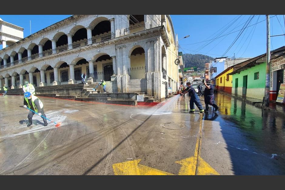 Bomberos Municipales Departamentales realizan limpieza en las calles de Olintepéque en prevención al Covid-19. (Foto: Asonbomd)
