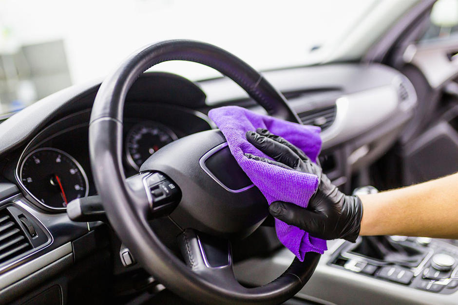 La rutina de limpieza también debes llevarla hasta tu automóvil (Fotografía: Dallas News)