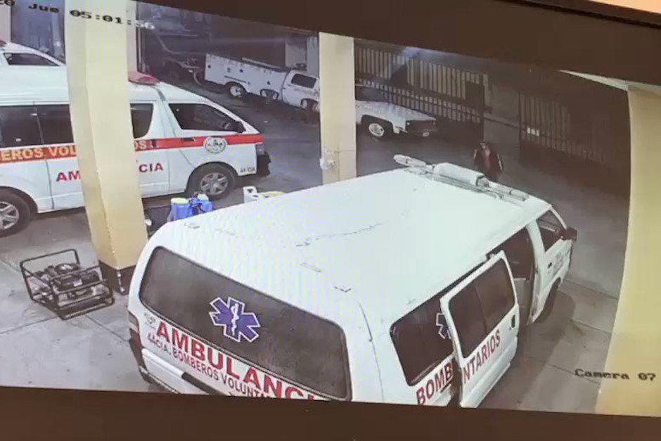 Un hombre aprovechó las horas de la madrugada para ingresar a a la estación de bomberos de Jalapa y robar. (Foto: Captura de video)