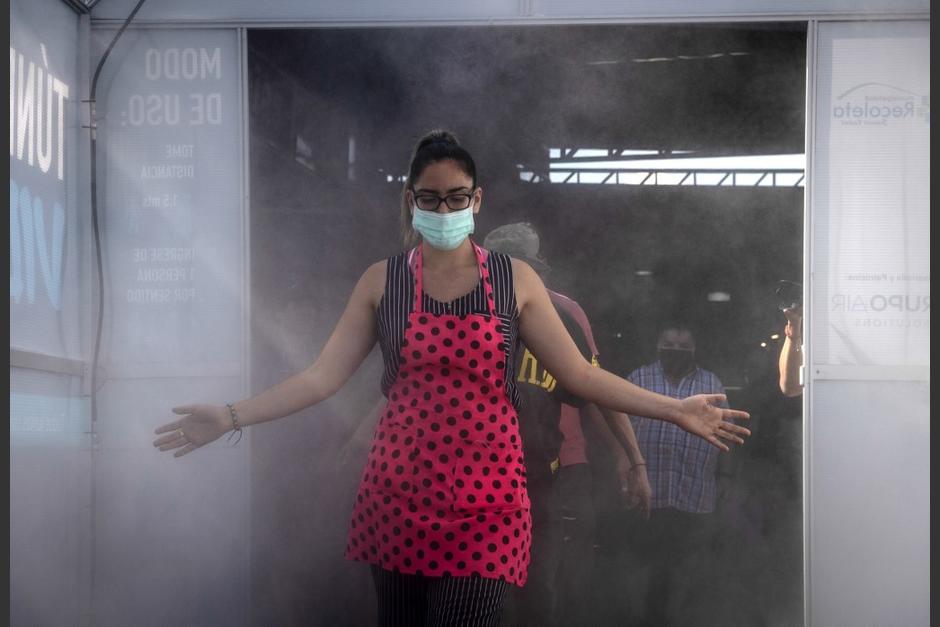 Los ciudadanos deben pasar por un proceso de desinfección. (Foto: AFP/lustrativa)&nbsp;