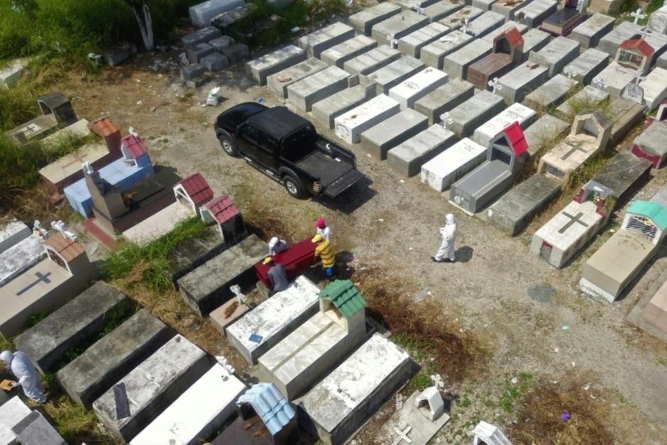 Ecuador retiró casi 800 cadáveres de las viviendas en Guayaquil. (Foto: AFP)&nbsp;