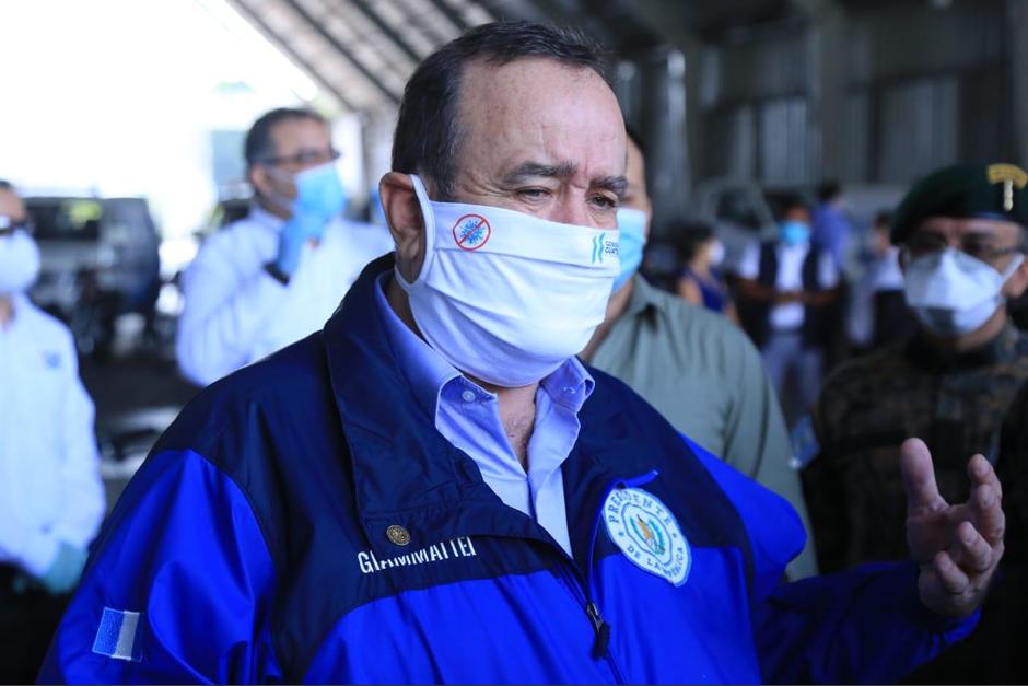 El presidente Alejandro Giammattei visitó la mañana de este lunes las instalaciones del hospital temporal del Parque de la Industria. (Foto: SCSP)