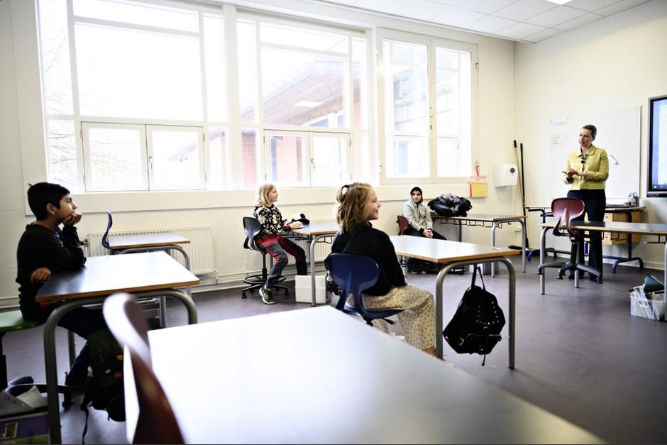 Las escuelas han adaptado medidas de distanciamiento dentro de las aulas de clases. (Foto: AFP)