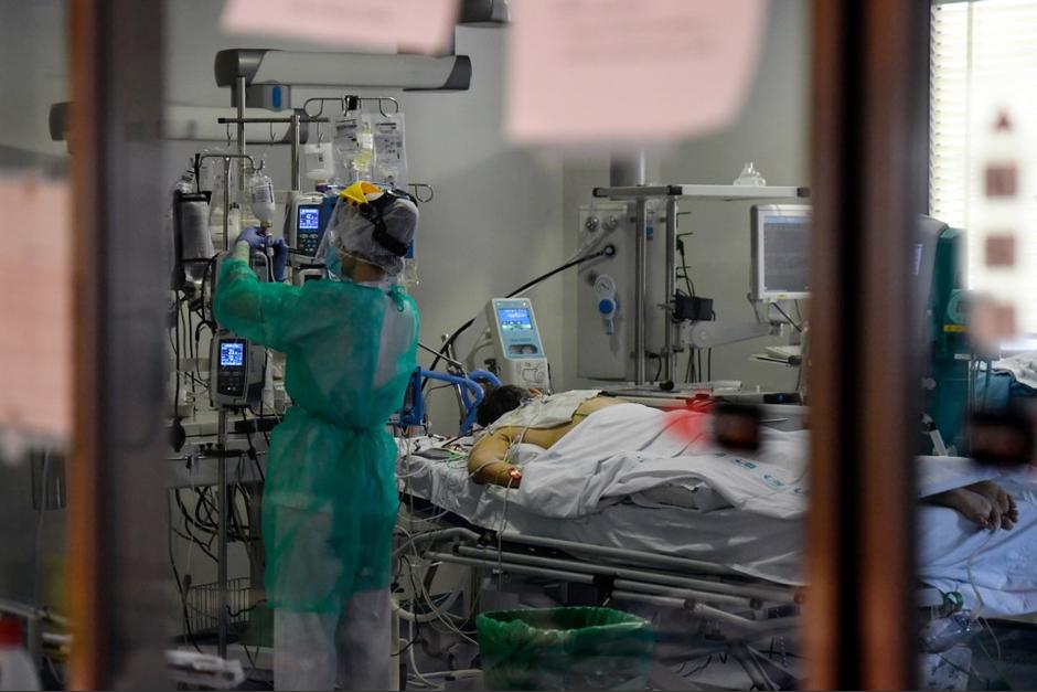 El paciente estuvo casi tres semanas conectado a un respirador y su vida estuvo en riesgo. (Foto: AFP)