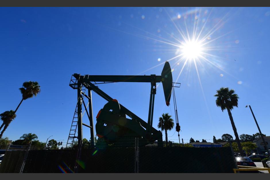 El precio del petróleo vuelve a sufrir un desplome debido a la baja demanda mundial. (Foto: AFP)