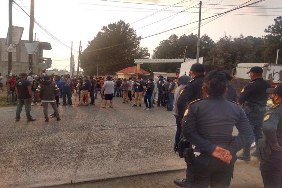 Vecinos inconformes protestan por que se albergan a un grupo de deportados en el Centro Recreativo Atanzio Tzul de Quetzaltenango (Foto: EU_Xela) 
