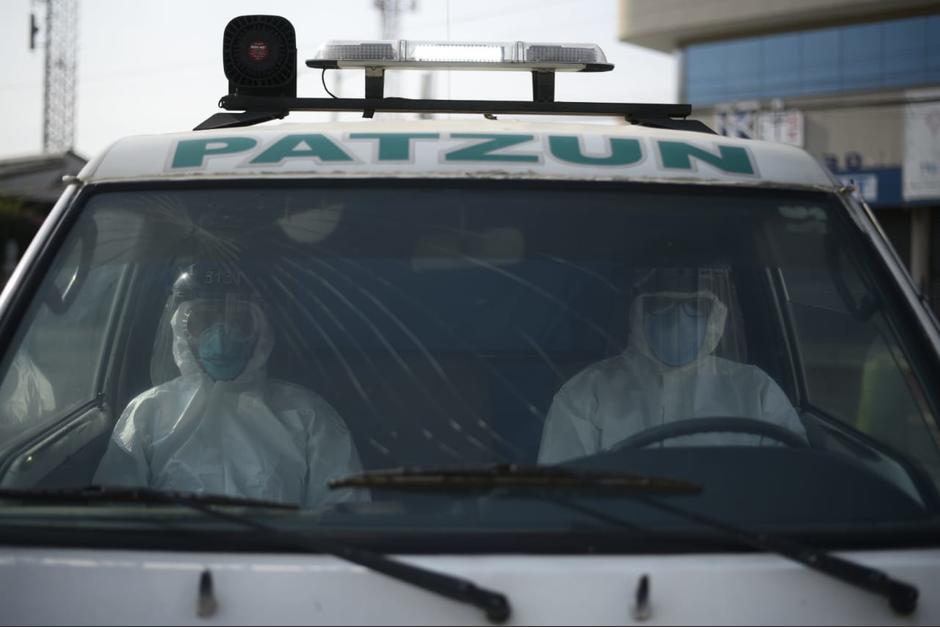 Una ambulancia de los Bomberos Municipales Departamentales de Patzún, Chimaltenango, sale del hospital temporal del Parque de la Industria. (Foto: Wilder López/Soy502)&nbsp;
