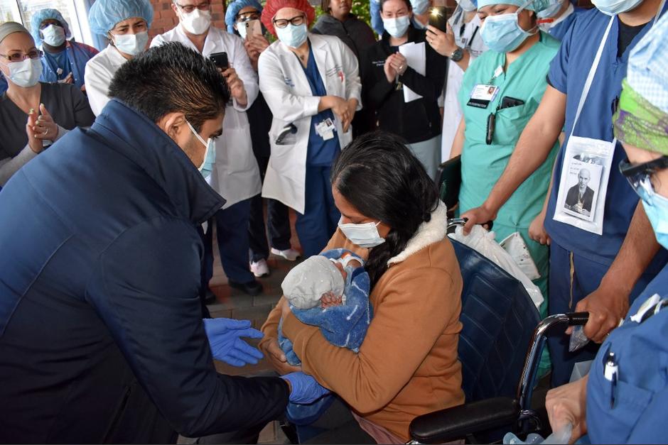 La madre y el niño se pudieron abrazar tras la recuperación de la mujer que tuvo complicaciones debido al coronavirus. (Foto: AFP)