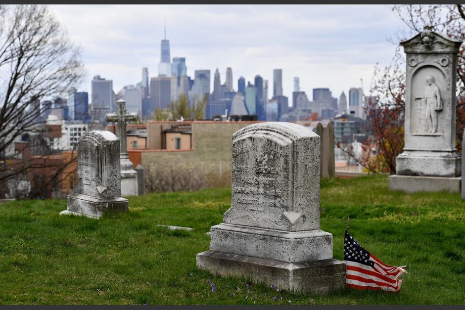 Los cementerios apenas tienen espacio para los entierros y las personas han preferido cremar a sus familiares. (Foto: AFP)
