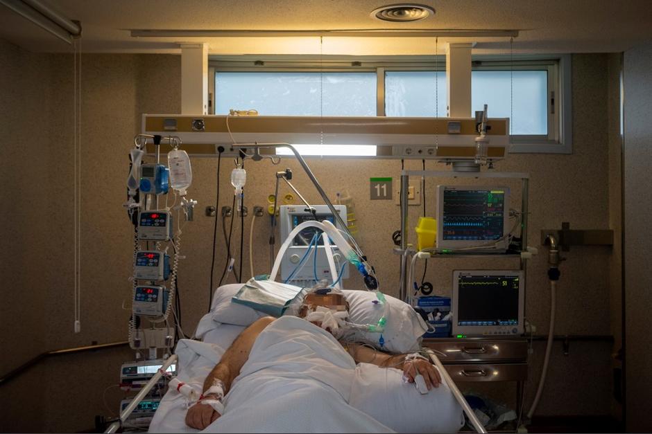 Los ventiladores artificiales pueden provocar daños en los pacientes, muchos de ellos no logran reponerse. (Foto: AFP)