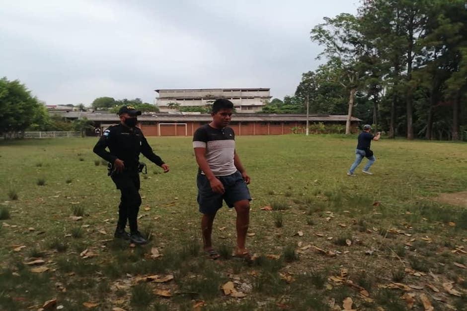 Cuando los jugadores vieron que los policías llegaron a detenerlos, intentaron huir (Foto: Municipalidad Coatepeque)