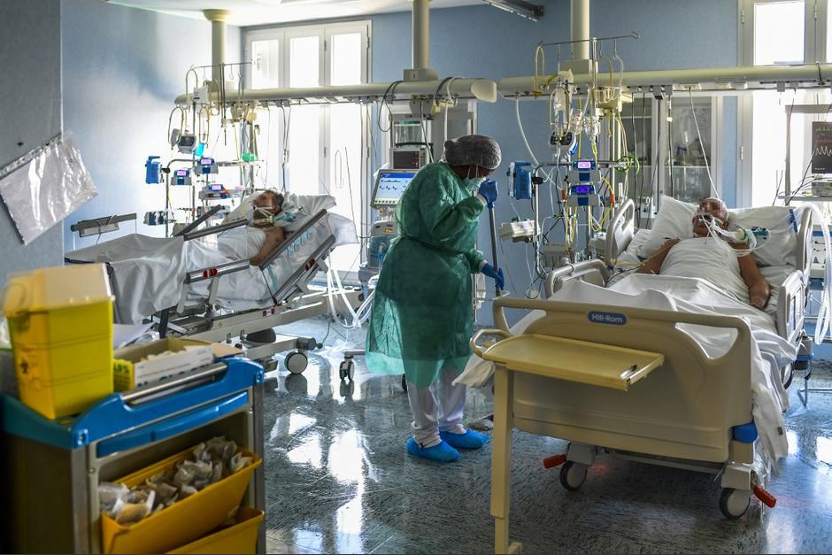 Una trabajadora del personal de limpieza del hospital de Italia, es retratada durante su trabajo mientras los pacientes están acostados en la cama en el área de terapia intensiva Covid-19 ( Foto con fines ilustrativos: Miguel Medina / &nbsp;AFP )