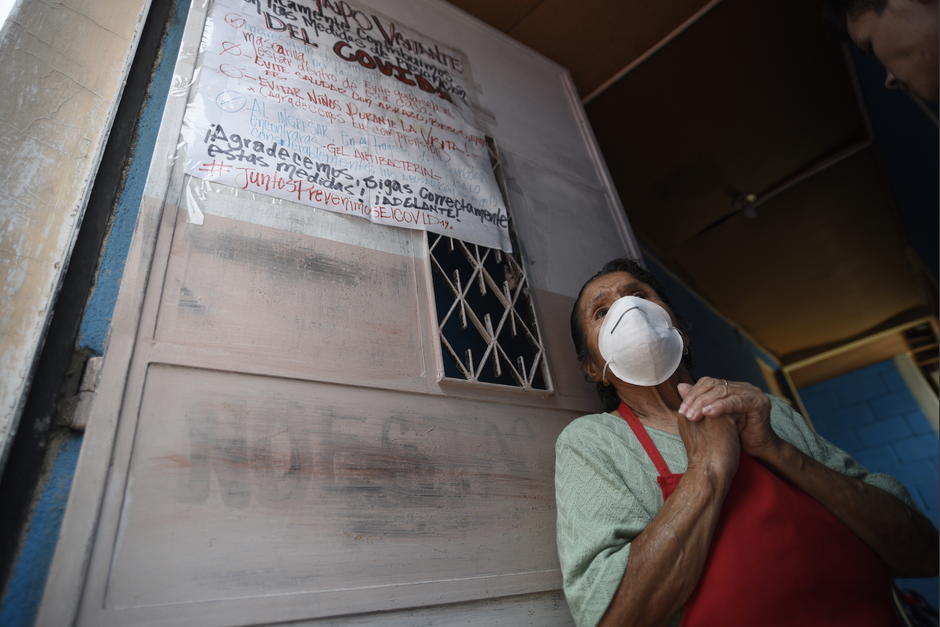 Doña Magdalena Hernández vive sola en una casa de la zona 12. Ella es una de las personas afectadas por las consecuencias económicas de la pandemia de Covid-19. (Foto: Wilder López/Soy502)