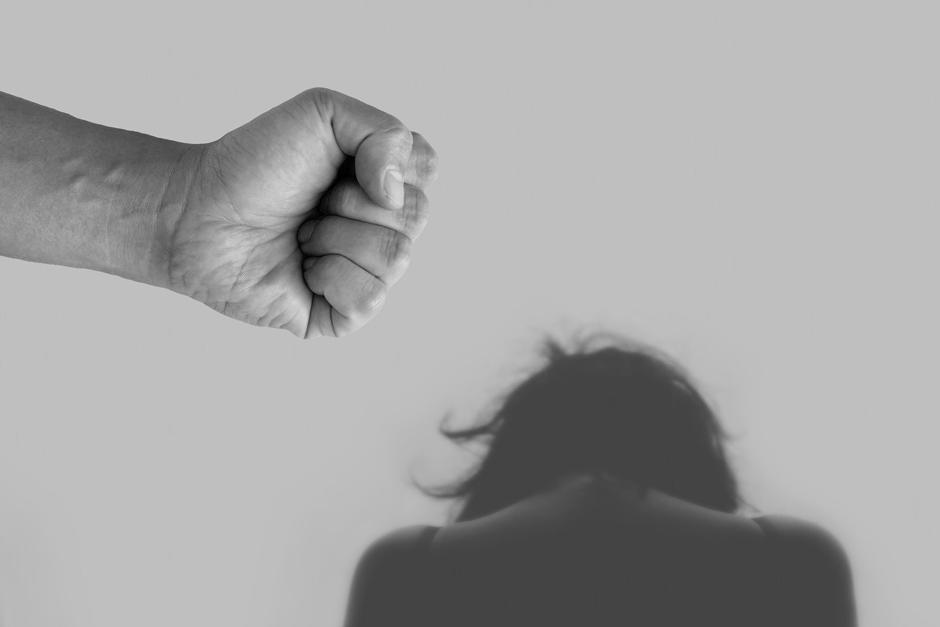 La PNC intervino para detener la agresión y arrestó al hombre que golpeaba a su novia. (Imagen con fines ilustrativos. Foto: Pixabay)