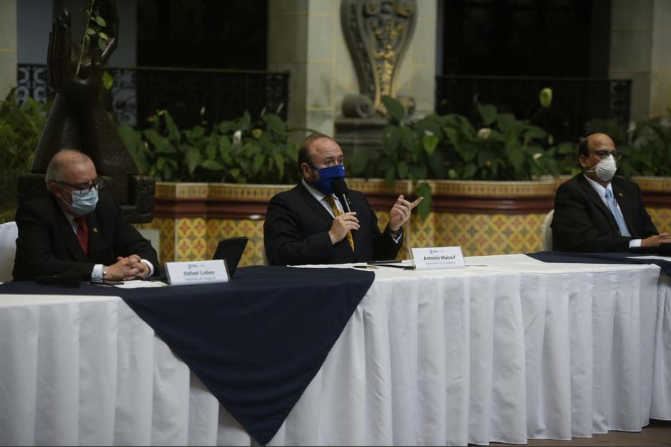Los ministros de Trabajo, Rafael Lobos; y de Economía, Antonio Malouf; firmaron acuerdo para entregar el bono Fondo de Protección al Empleado. (Foto: Wilder López/Soy502)