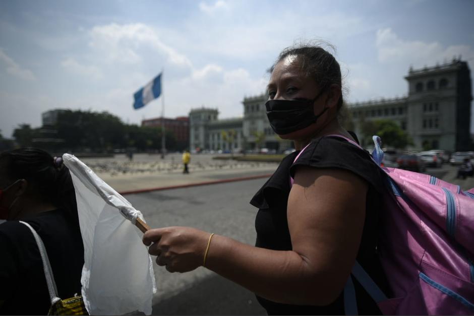Vendedores informales de la Plaza de la Constitución usan banderas blancas para pedir ayuda. (Foto. Wilder López/Soy502)