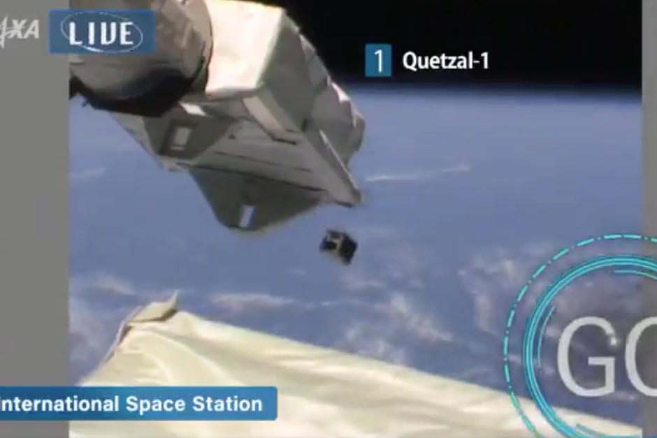 El satélite guatemalteco fue puesto en órbita desde el módulo japonés en la Estación Espacial Internacional. (Captura Video)