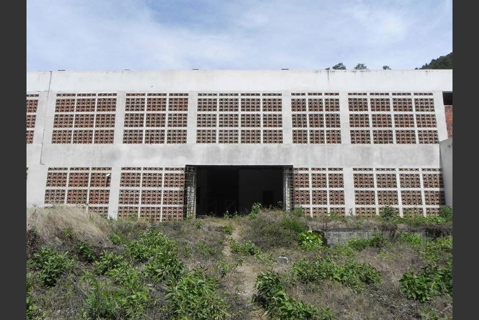 La construcción del hospital en San Pedro Necta, Huehuetenango, quedó olvidada por irregularidades. (Foto: Facebook/Mauro Guzmán)