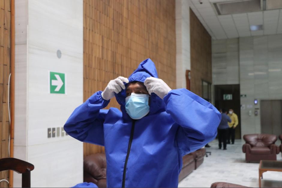 El traje de protección contra el coronavirus será entregado a jueces y personal judicial que deba acudir a audiencias fuera de las sedes judiciales. (Foto: Comunicación Social OJ)&nbsp;